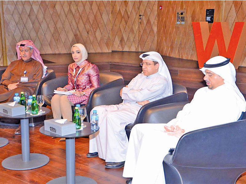 مساعد العنزي وبوشهري خلال حلقة نقاشية عن «دور الكويت الإنساني في المياه»