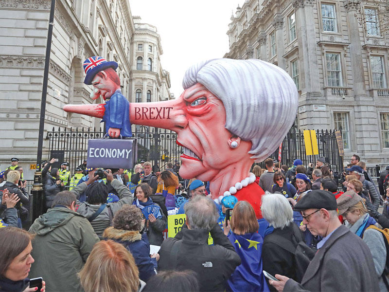 مجسّم لرئيسة الوزراء البريطانية رُفع خلال تظاهرة جرت أمس الأول أمام مقر الحكومة في لندن (أ ف ب)n