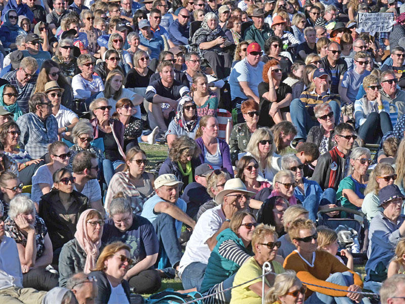 نيوزيلنديون يشاركون في تكريم ضحايا مجزرة المسجدين» في مدينة كرايستشيرش أمس (أ ف ب)n