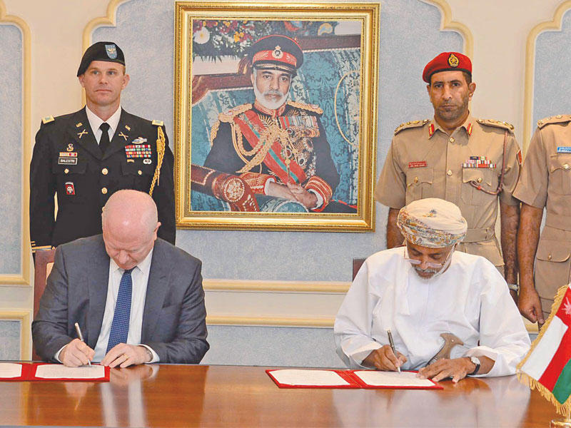 الأمين العام بوزارة الدفاع محمد الراسبي و سفير الولايات المتحدة لدى عمان مارك جي سيفرز