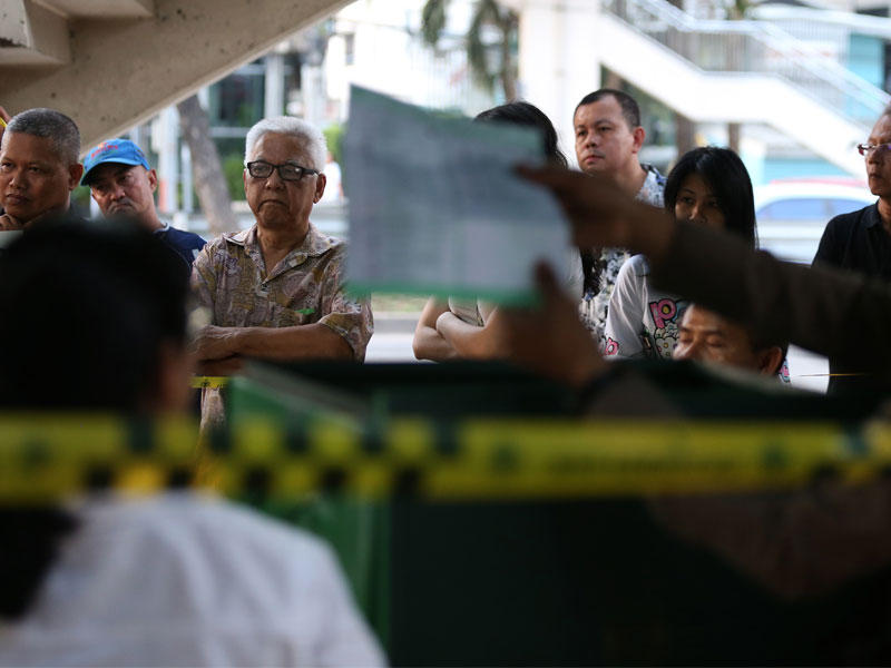 أثناء فرز الاصوات بعد إغلاق مراكز الاقتراع خلال الانتخابات العامة في بانكوك ، تايلاند