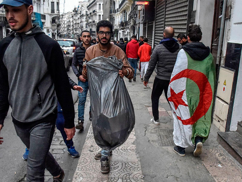 متطوع جزائري يحمل حقيبة القمامة تم جمعها من شوارع العاصمة الجزائر كجزء من مبادرة للتنظيف بعد المظاهرات المستمرة