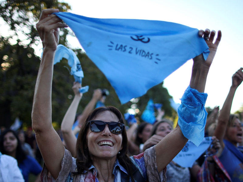 امرأة تُظهر منديلًا أزرق فاتحًا ، يرمز إلى الحركة المناهضة للإجهاض