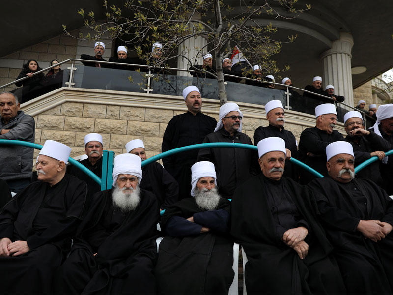 مشايخ دروز في بلدة مجدل شمس بالجزء المحتل من الجولان يتظاهرون أمس الأول ضد قرار ترامب المرتقب (رويترز)