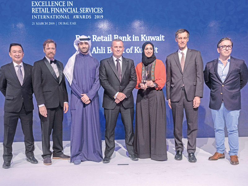 ستيوارت لوكي وجهير معرفي وعلي السماك خلال الحفلn