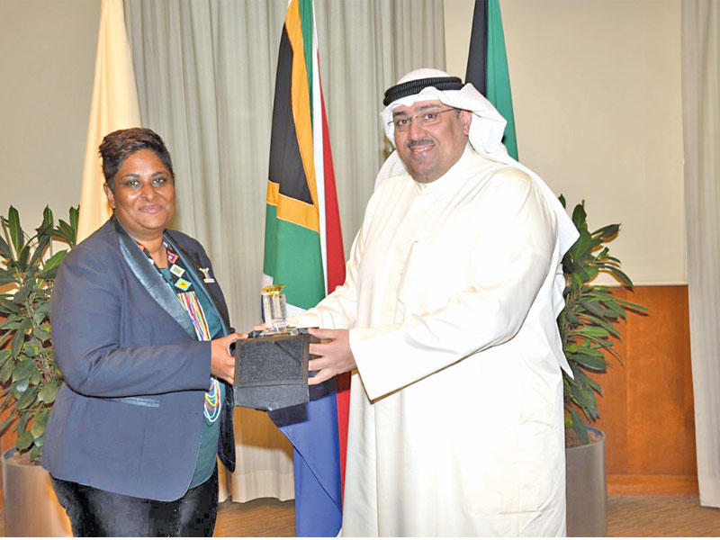 عماد الزيد مستقبلاً ممثل وفد «جنوب إفريقيا»