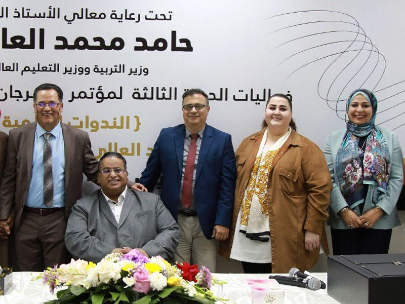 البغيلي مع المشاركين في الندوة