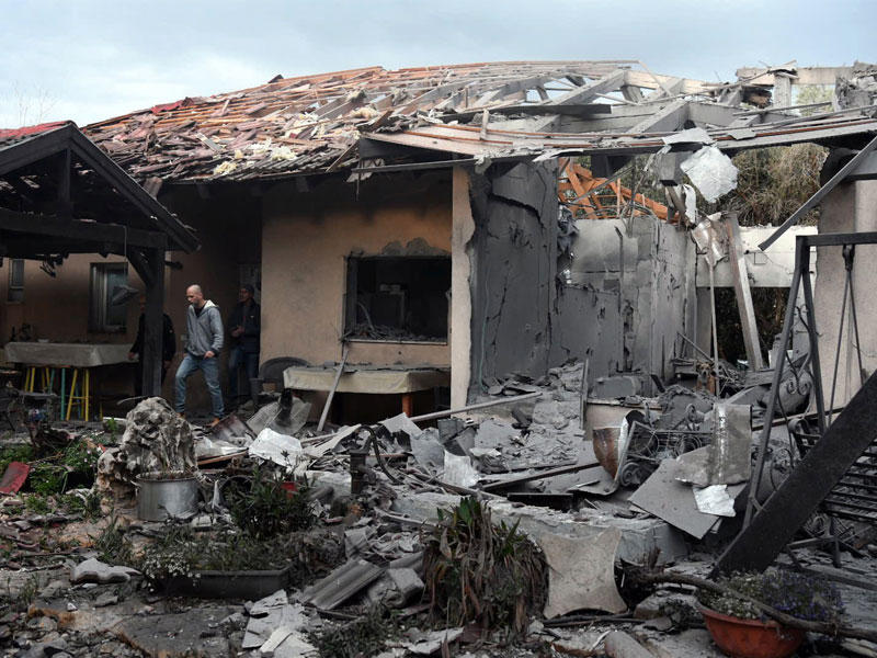 الدمار الكبير الذي خلفه الصاروخ الذي سقط امس وسط اسرائيل (رويترز)