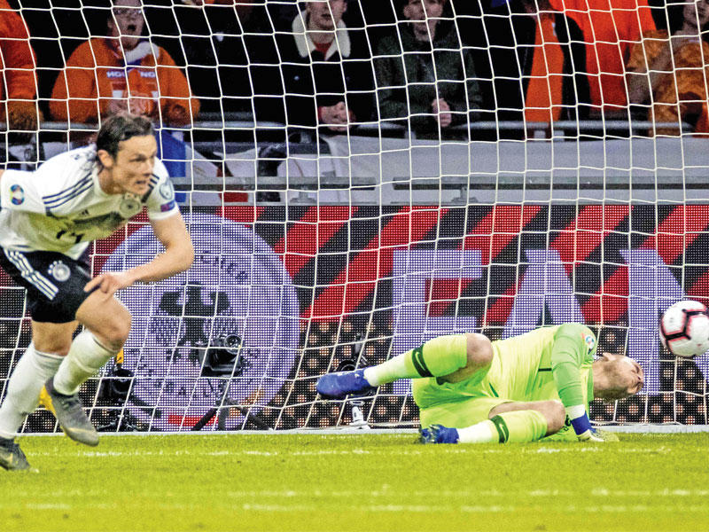 شولتس نجم منتخب المانيا يحرز هدفه في مرمى هولندا