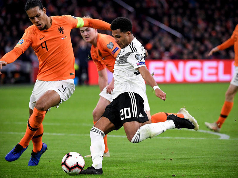  فيرجيل فان دايك قائد المنتخب الهولندي لكرة القدم 