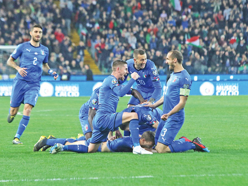 لاعبو المنتخب الإيطالي خلال المباراة الماضية أمام فنلندا