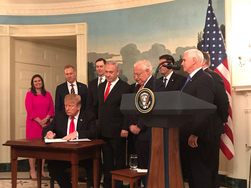 ترامب موقعاً على قرار الاعتراف بضم الجولان بحضور نتنياهو في البيت الأبيض أمس 