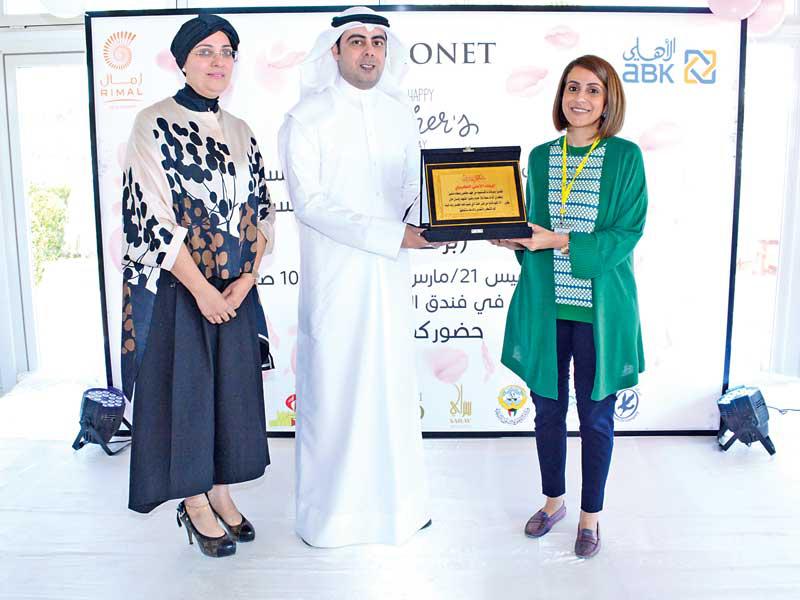 عذاري الربيعان تتسلم درع شكر من د. علي الظفيري