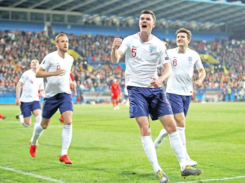 كين نجم إنكلترا يحتفل بهدفه