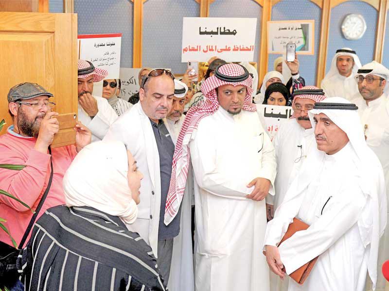 الأنصاري مستمعاً إلى مطالب أعضاء الهيئة