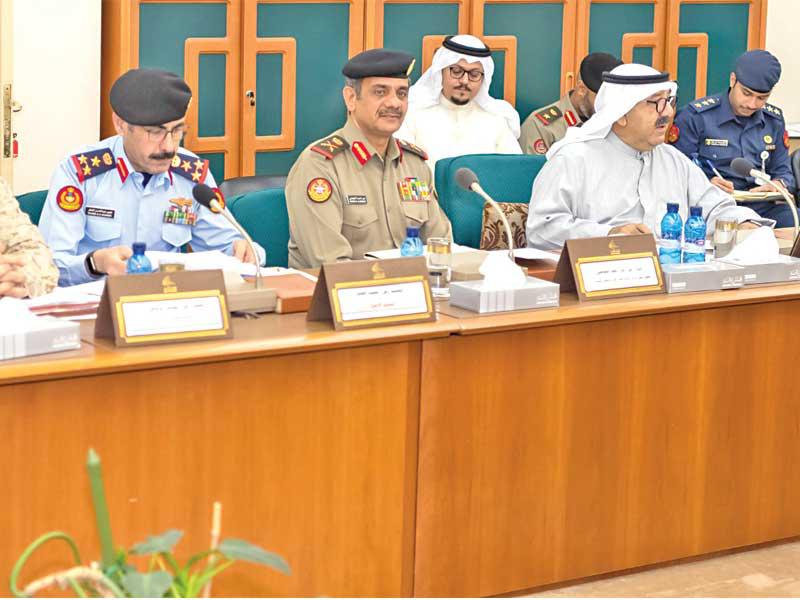 ناصر الصباح وقيادات «الدفاع» في اجتماع اللجنة أمس