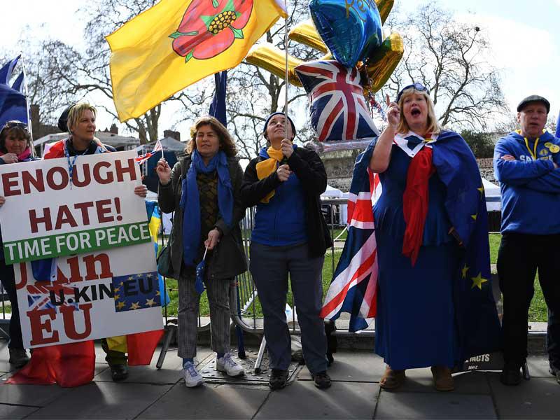 بريطانيون يتظاهرون أمام مقر البرلمان في لندن أمس الأول  (اي بي آي)