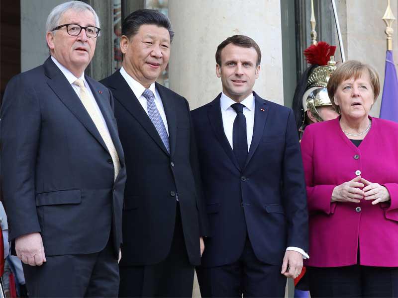 ميركل وماكرون وشي ويونكر على مدخل قصر الإيليزيه أمس    (أ ف ب)