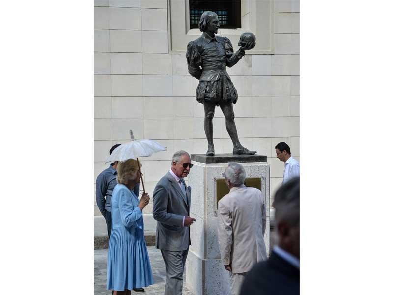 أمير بريطانيا تشارلز وزوجته كاميلا يكشفان عن تمثال للشاعر الإنجليزي والكاتب المسرحي والممثل ويليام شكسبير