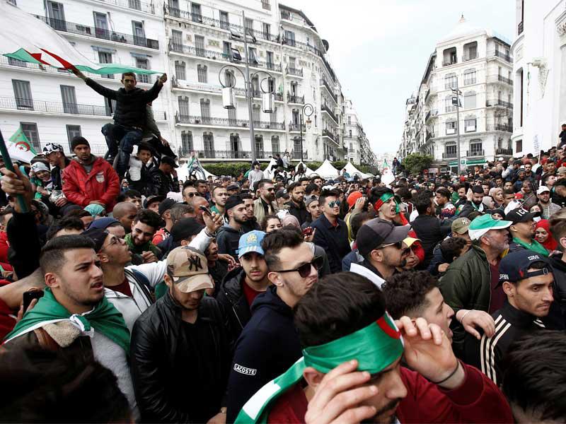 جزائريون يتظاهرون ضد استمرار بوتفليقة في السلطة وسط الجزائر أمس (رويترز)n