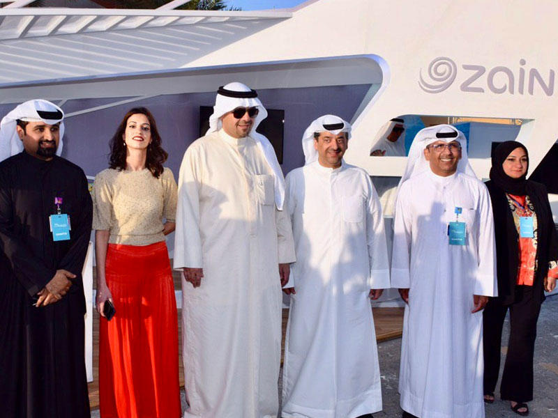 الصالح يتوسّط مسؤولي «زين» في جناح الشركة بالمعرض 