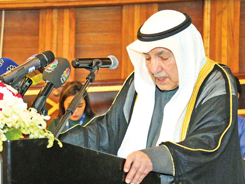 علي الغانم متحدثاً خلال المنتدى