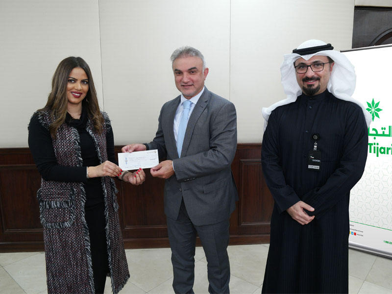 تقي يتسلم الدعم من «التجاري»