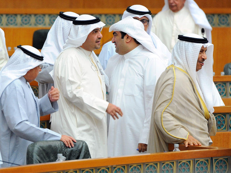 المبارك يغادر بعد تهنئة الروضان وبدا الجراح والصالح  (تصوير عبدالله الخلف)