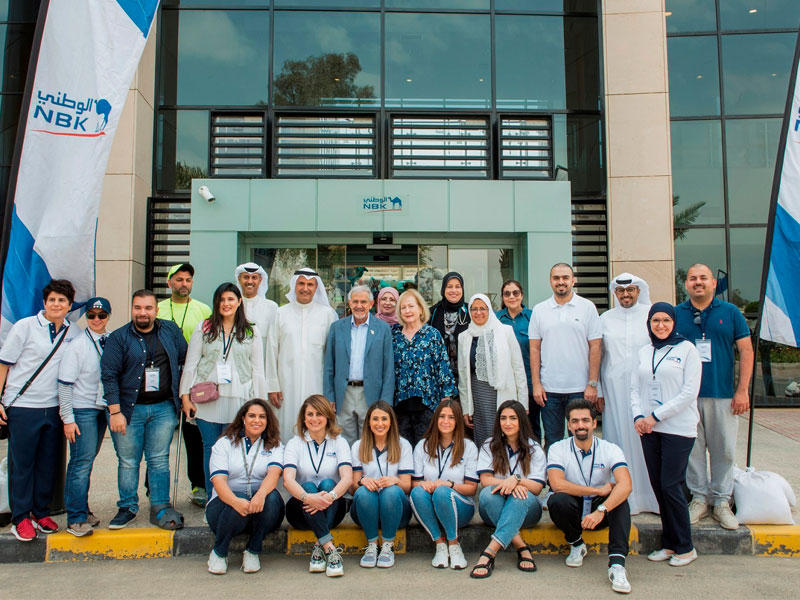 عصام الصقر وسليمان المرزوق وهلال الساير في لقطة مع فريق عمل البنك والمستشفى