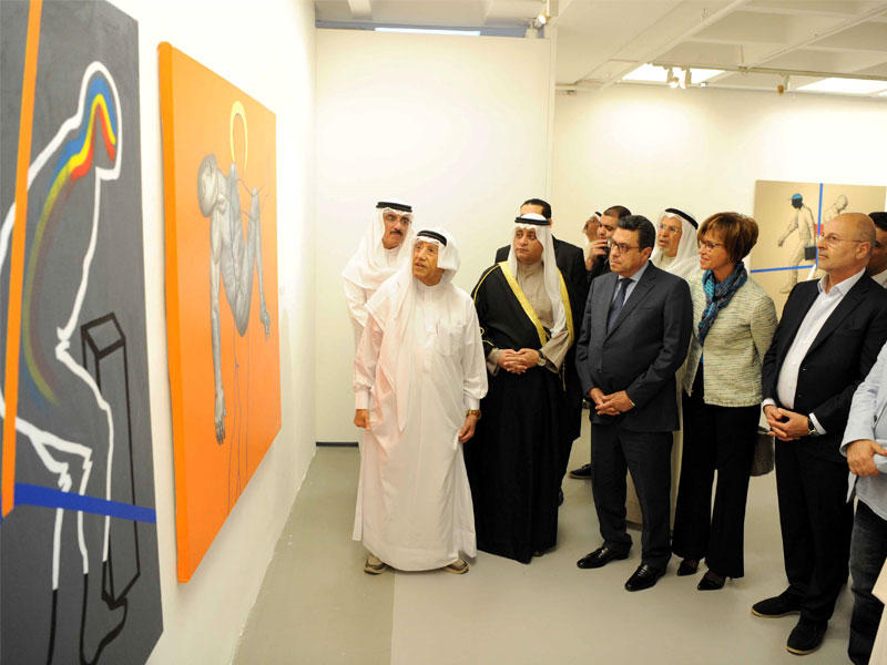 سامي محمد أثناء شرحه لإحدى لوحاتهn