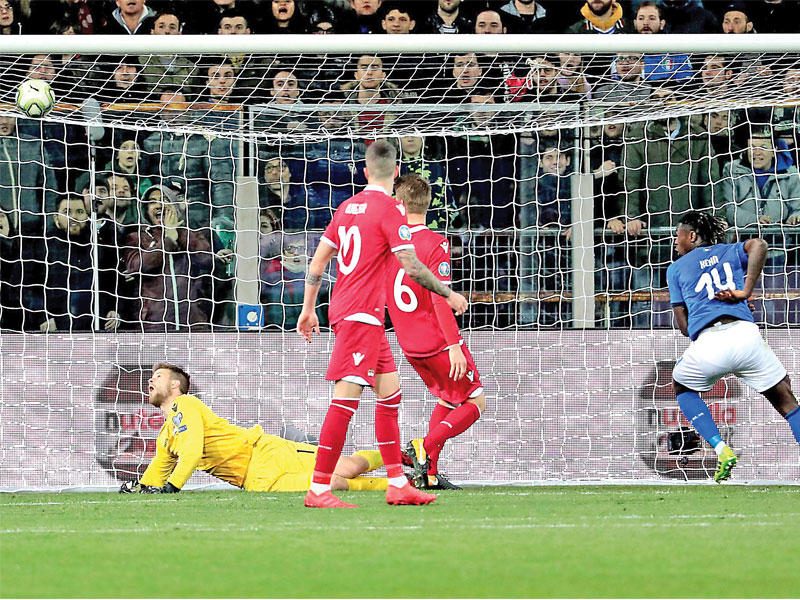 كين نجم المنتخب الإيطالي يحرز هدفاً في مرمى ليشتنشتاين