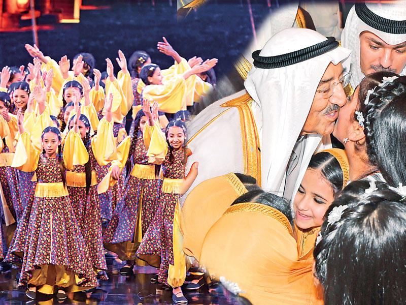 قبلة أبوية من صاحب السمو لإحدى الزهرات المشاركات في الأوبريت أمس - لوحة فنية من الحفل