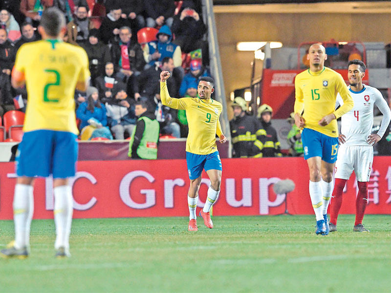 جيزوس نجم المنتخب البرازيلي يحتفل بعد إحرازه هدفاً في مرمى التشيك