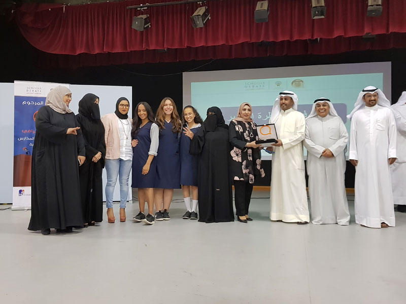  وكيل وزارة التربية المساعد للتنمية التربوية والأنشطة فيصل المقصيد وأنور الخرافي ممثل أسرة المرحوم جاسم الخرافي يكرمان فريق ثانوية سعاد الصباح 