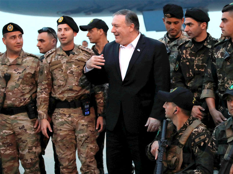 وزير الخارجية الأمريكي مايك بومبيو يلتقط صورة مع أفراد عسكريين قبل ركوب طائرته ، في بيروت ، لبنان