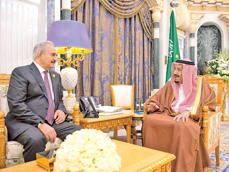 الملك سلمان مستقبلا حفتر أمس (واس)