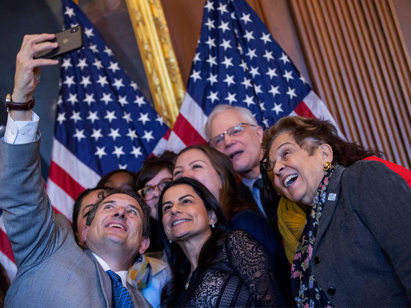 مسؤولون من الحزب الديمقراطي يلتقطون «سيلفي» في مبنى الكابيتول بواشنطن أمس الأول (اي بي آي)