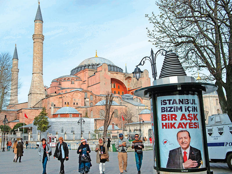 لافتة انتخابية لإردوغان قرب متحف آيا صوفيا في اسطنبول أمس (أ ف ب)