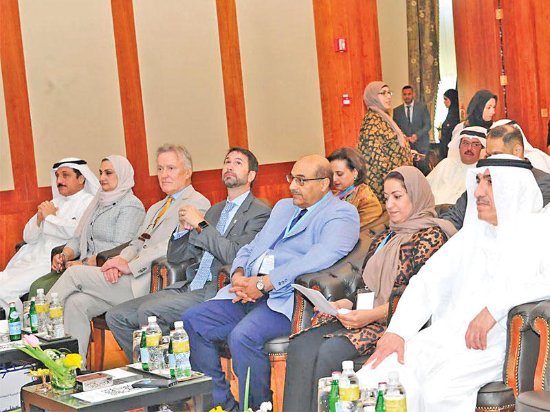 الأنصاري متوسطاً الحضور 