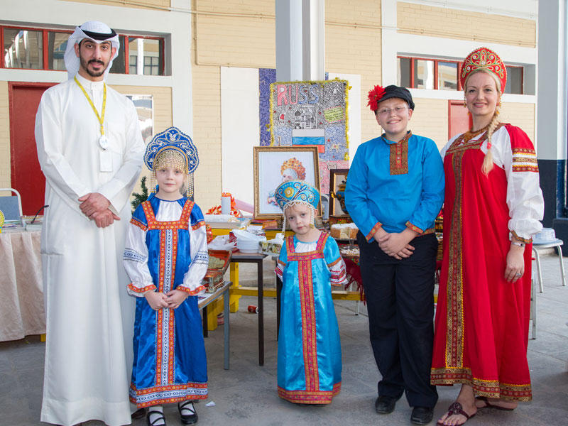 مصطفى الشطي من «الأهلي» في أحد الأجنحة خلال المهرجان