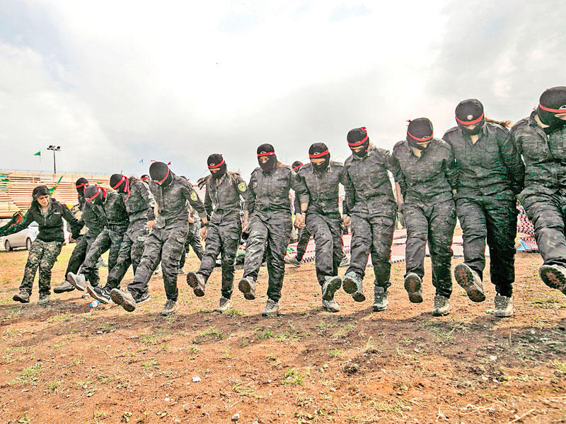 مقاتلات كرديات يرقصن احتفالاً بنهاية «دولة الخلافة» في الحسكة السورية أمس الأول (أ ف ب)