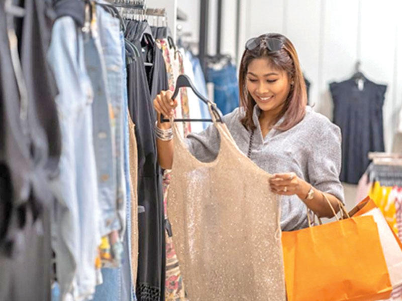 متسوقو دايغو يختارون الملابس من المتاجر ويشحنونها إلى المستهلكين الصينيين