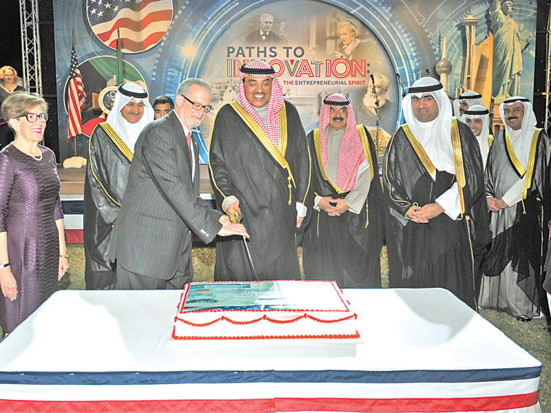 الخالد وسيلفرمان يقطعان كيكة الحفل