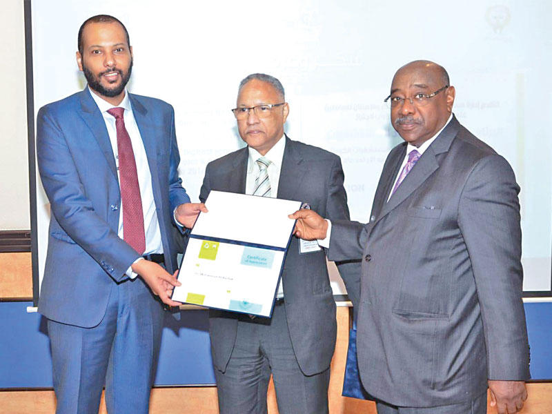 الخشتي والبصيري والرشيدي خلال تسليم شهادة الاعتماد