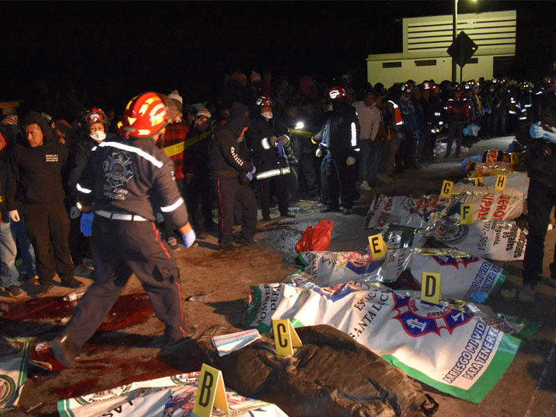 الجثث المغطاة لنحو ثمانية عشر قتيلاً بعد أن صدمتهم شاحنة في بلدية ناهو