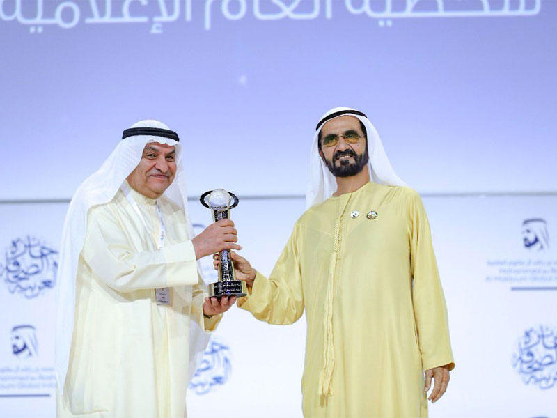 محمد بن راشد يسلم للصقر جائزة شخصية العام