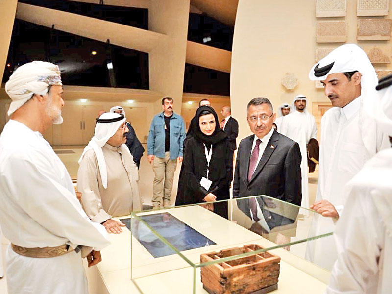 أمير قطر وممثل سمو الأمير خلال افتتاح المتحف 