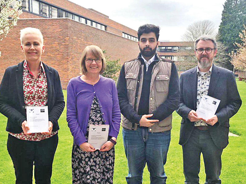  البوص متوسطاً مسؤولي الجامعة