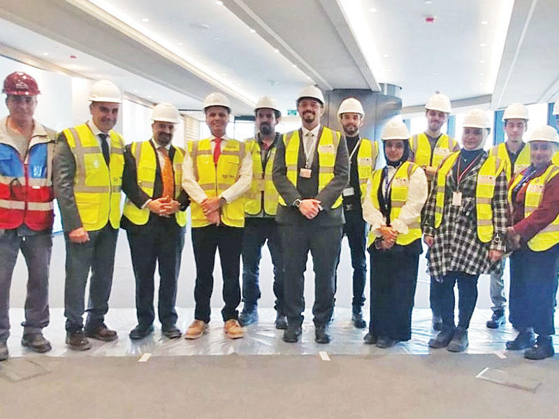  صورة جماعية لوفد الكلية خلال زيارته للمشروع