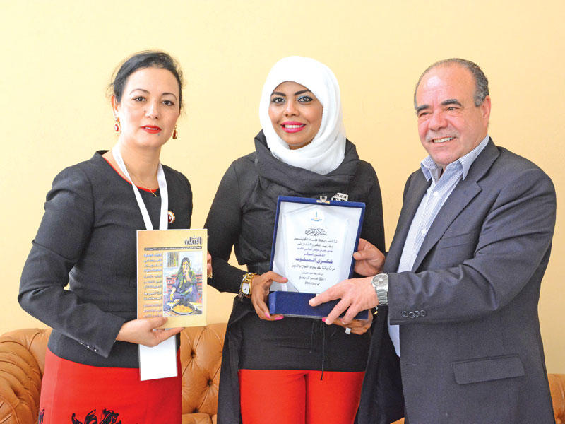 شكري المبخوت مكرماً من أمل الرندي